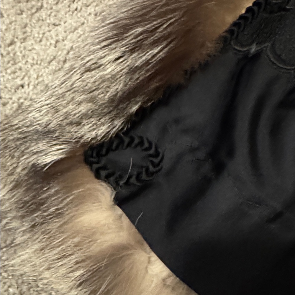 Luxurious SAGA Fox Fur Coat - Picture 17 of 17